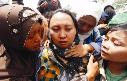 الحزن يخيم على أهالي ضحايا أمواج المد في اندونيسيا